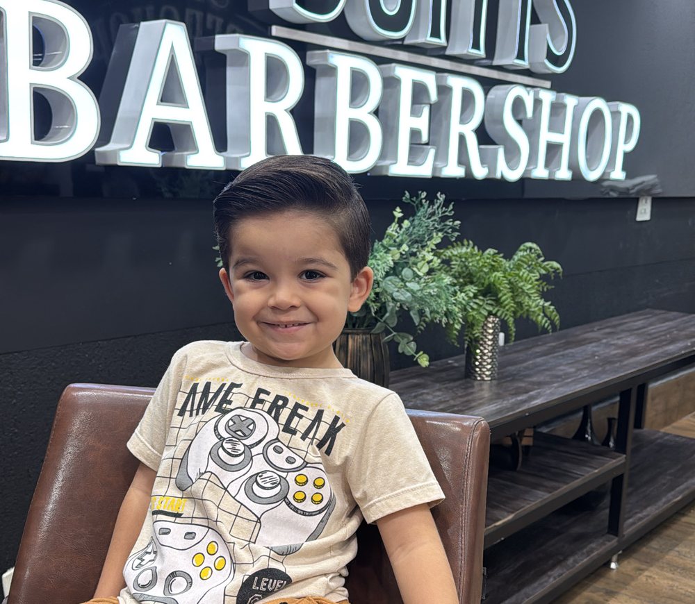 Corte infantil finalizado na cadeira da barbearia